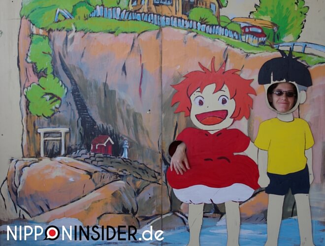 Fotomotiv Lochwand: Animationsfigur Ponyo und ich mit meinem Kopf daneben
