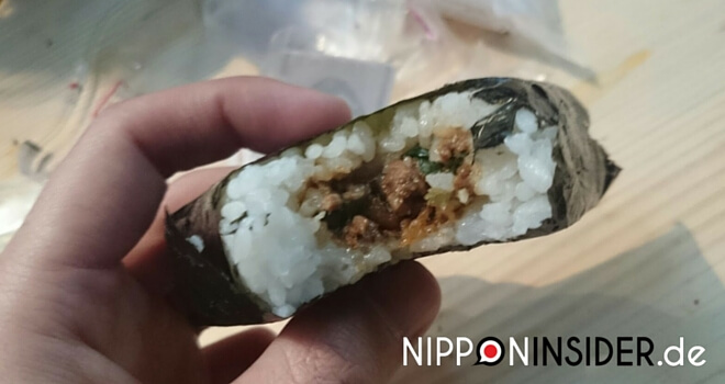 japanisches Reisb0ällchen | Onigiri mit eingelegter Rindfleischfüllung