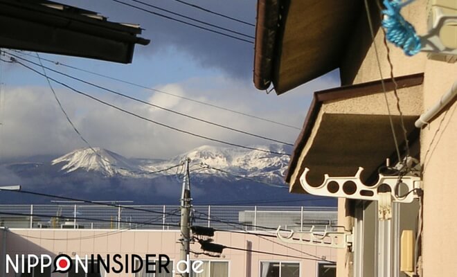 Blick aus dem Fenster auf die Berge von Fukushima | 福島市。 Herrliches Wetter im Dezember. Klarer blauer Himmel und Sonnenschein
