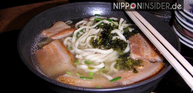 Bild: Nudelsuppe auf Okinawa, Okinawa Soba mit Bauchfleisch vom Schwein | Nipponinsider