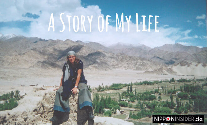 A story of my life: Entscheidungen treffen, die das Leben verändern. Bild: Ich sitze auf einem Felsen in Nordindien/Leh in Ladakh | Nipponinsider