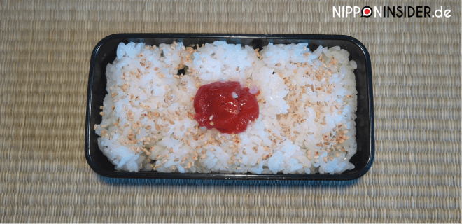 Die Kunst in der Lunchbox: japanische Esskultur Teil 1: Eine Lunchbox mit Reis und einer japanischen sauren Pflaume / Umeboshi | Nipponinsider