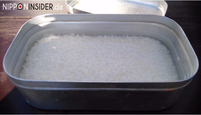 gequollener Reis mit Wasser auffüllen zum Kochen in einer Dose | Nipponinsider
