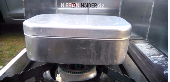 Aluminiumdose mit Deckel verchlossen auf einem Campinggas-Kocher | Nipponinsider