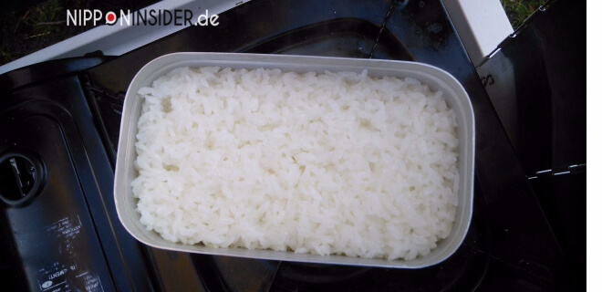 fertig gekochter japanischer Reis auf dem Campingkocher | Nipponinsider