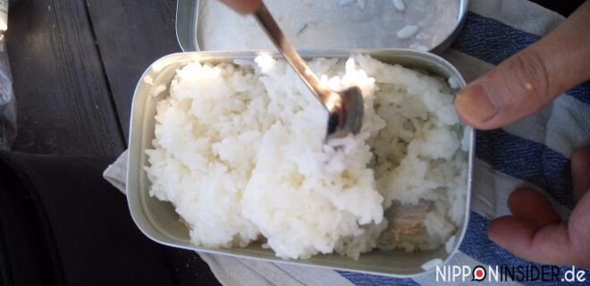 Fertiger Reis wird nochmal mit einem Löffel aufgelockert | Nipponinsider