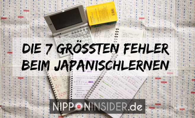 Die 7 größten Fehler beim Japanisch lernen. Bild von Wörterbuch und Heften mit japanischen Schriftzeichen | Nipponinsider Japanblog