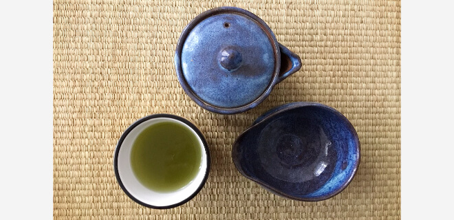 Japanischer grüner Tee mit Teezubehör - blaue Teekanne und Wasserkühler | Nipponinsider