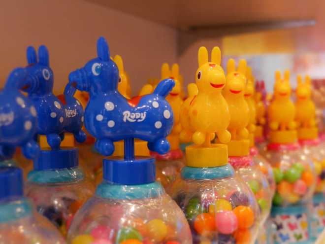 Einen Farbflash auf der Takeshita Dori in Tokyo. Süsigkeiten in Japan.