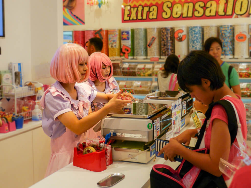 Laden in Tokyo heißen ihre Kunden willkommen