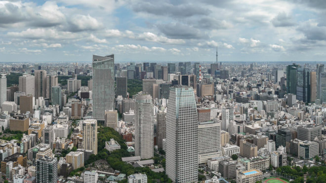 Tokyo Skyline Wolkenkratzer bei blauem Himmel