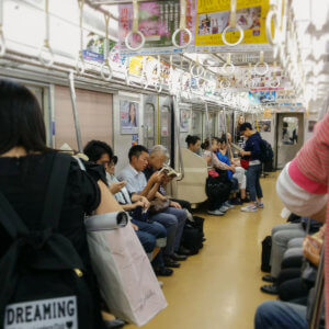 In der U-Bahn in Tokyo ist es ruhig