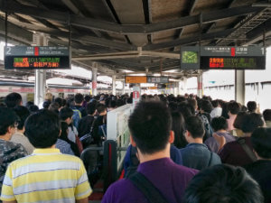 Menschmassen zur Rushhour am Bahnhof in Japan