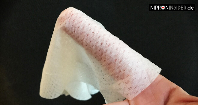 Ein Zahnputztuch aus Japan um den Finger gewickelt | Nipponinsider