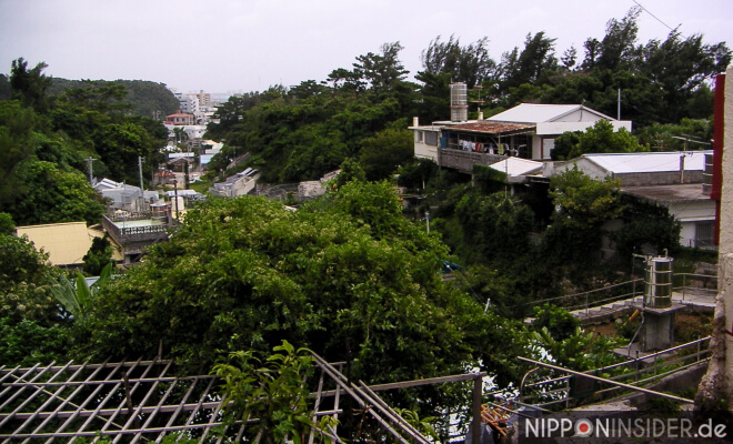 Das Dorf Ujibaru in Chattan Okinawa Honto - Blick auf Häuser nach dem Taifun | Nipponinsider