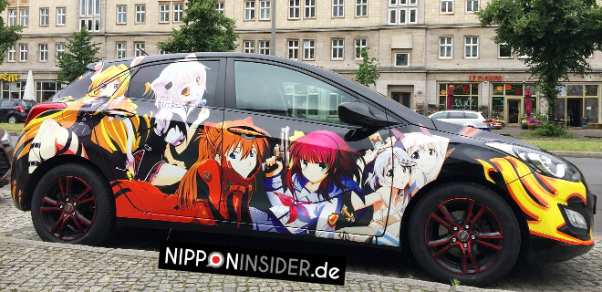 Japanisches Auto mit Anime Figuren als Airbrush