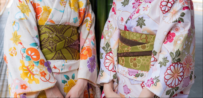 Zwei Fraruen im Kimono. Gofuku no Hi am 29. Mai. Tag des Kimonostoffs
