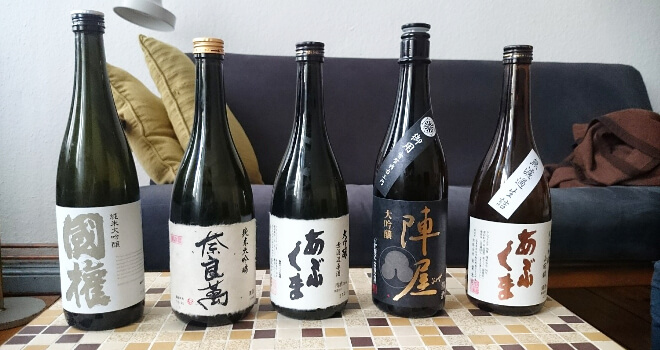 meine Japan Bucketliste: Sakebrauerei Besichtigung. Bild von Sakeflaschen